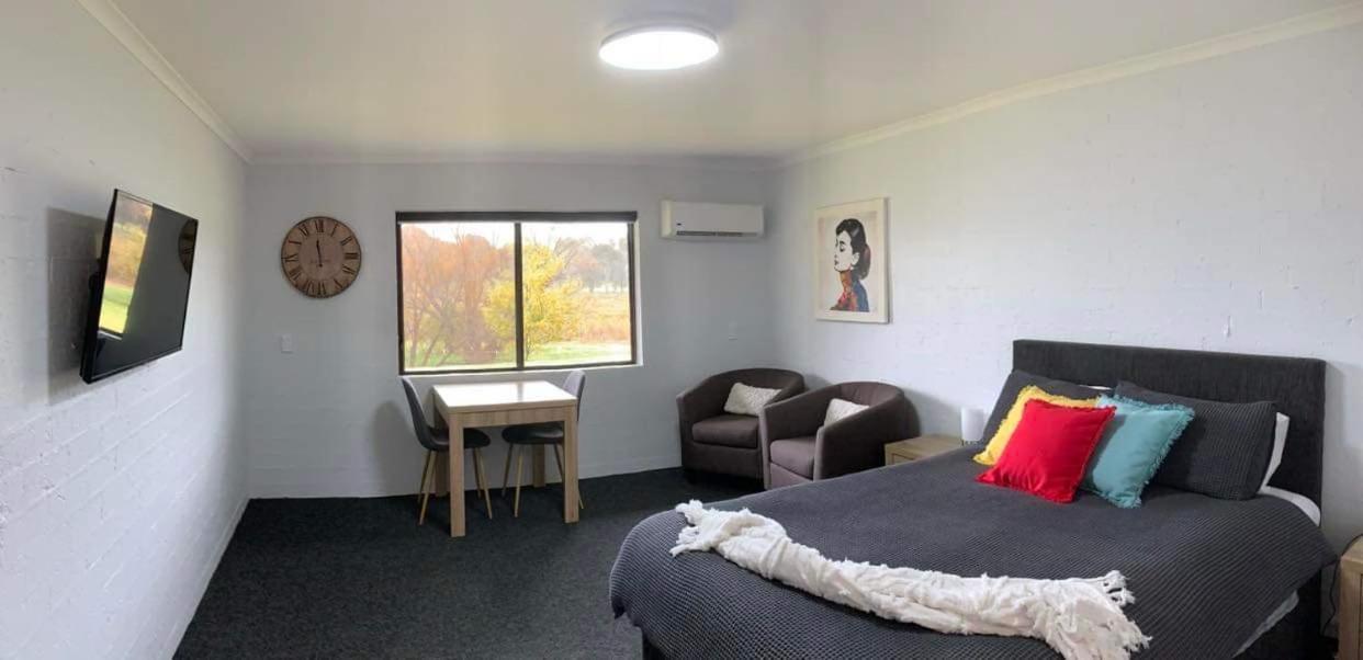 Colonial Inn Guest Rooms 야칸단다 외부 사진