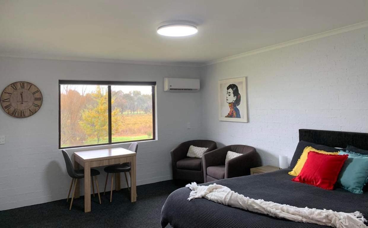 Colonial Inn Guest Rooms 야칸단다 외부 사진